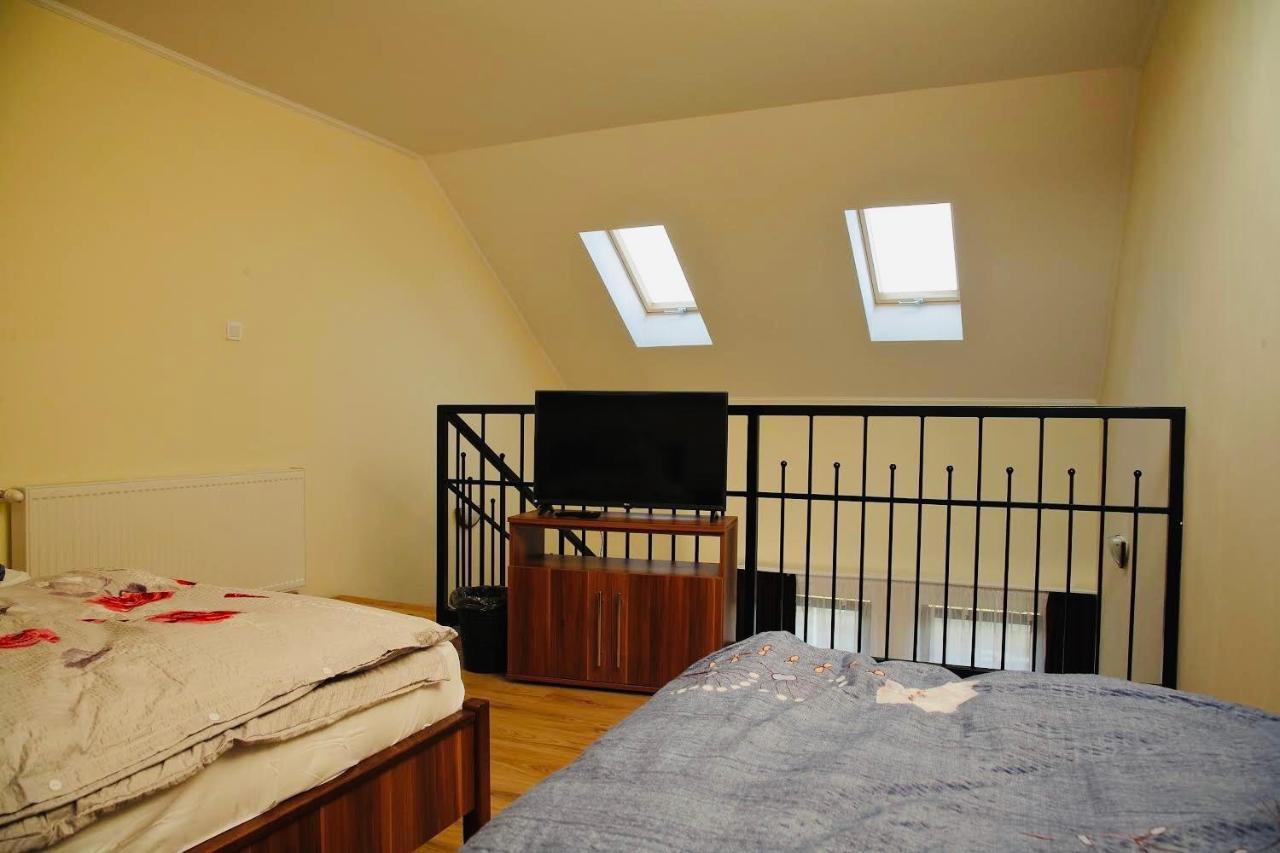 Viktor Vendégház és Apartmanház Baktaloranthaza Exterior foto