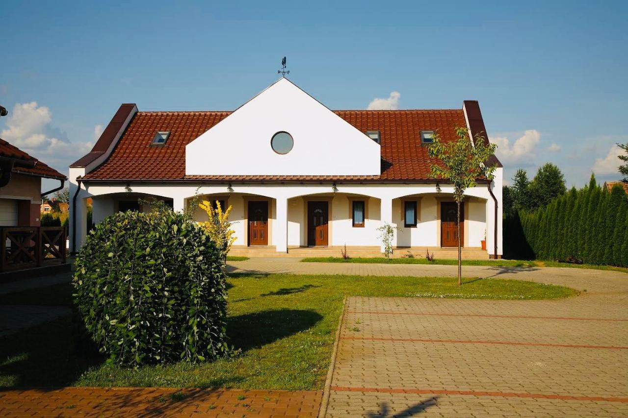 Viktor Vendégház és Apartmanház Baktaloranthaza Exterior foto