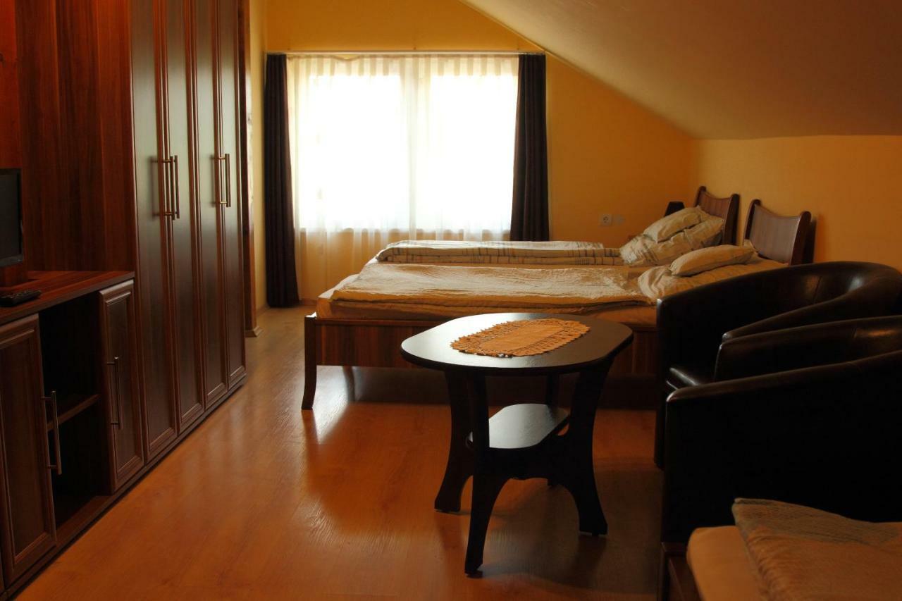 Viktor Vendégház és Apartmanház Baktaloranthaza Exterior foto