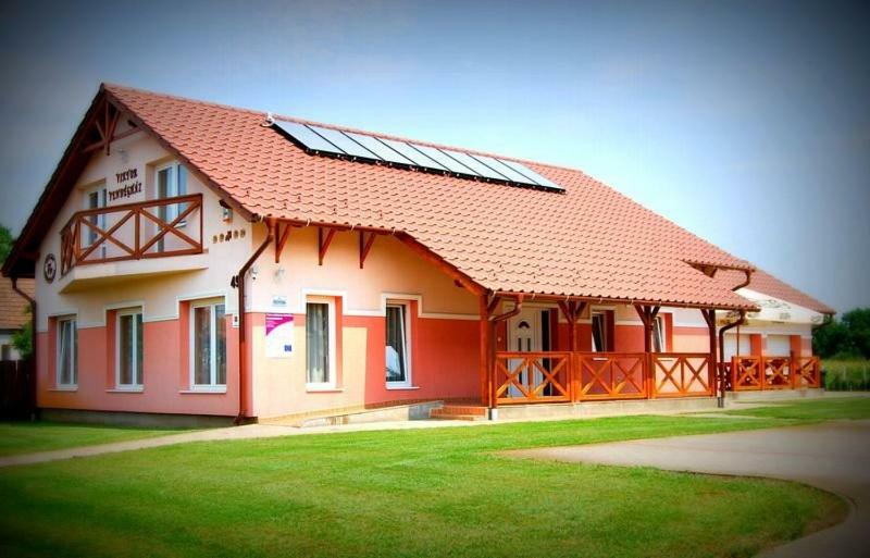 Viktor Vendégház és Apartmanház Baktaloranthaza Exterior foto
